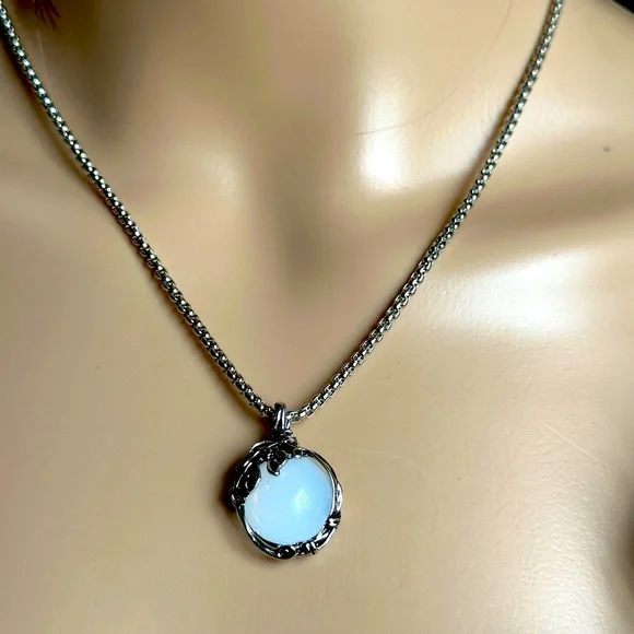 Silvery Retro Leaf Pattern Inlaid Moonstone Pendant/Necklace. - Picture 5 of 7